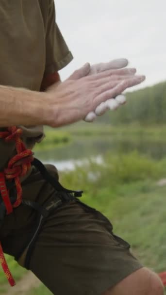 Вертикальний Крупним Планом Знімок Рук Чоловічої Альпіністки Натирає Руки Скручує — стокове відео