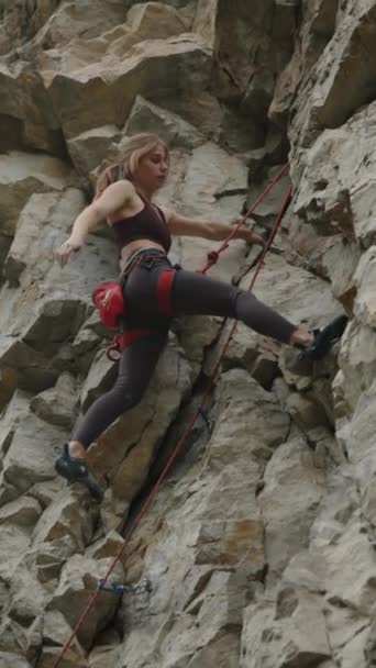 攀爬后用绳子从岩石表面滑落的年轻女运动员的垂直射精 — 图库视频影像