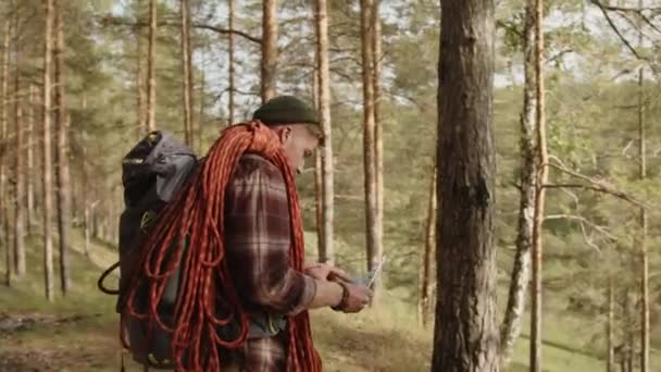 Obloukový Záběr Dvou Turistů Stojících Borovém Lese Sledujících Turistickou Trasu — Stock video