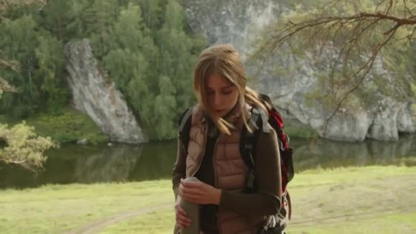 Genç Bayan Turist Güneşli Bir Günde Doğada Yürüyor Yaz Boyunca — Stok video