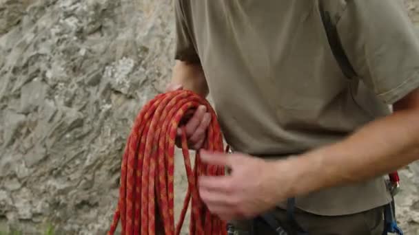 Επαγγελματίας Ορειβάτης Που Ετοιμάζει Σχοινί Για Αναρρίχηση Την Καλοκαιρινή Μέρα — Αρχείο Βίντεο