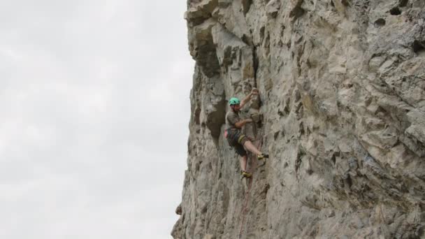 Weitschuss Eines Professionellen Bergsteigers Helm Der Seil Schrauben Befestigt Während — Stockvideo