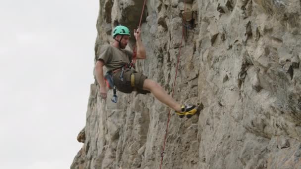 Нахилений Знімок Скелелазного Альпініста Захисному Спорядженні Стискається Крутої Скелі Після — стокове відео
