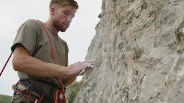 Professional Male Alpinist Applying Chalk Palms Climbing Rock Rope — Stock Video