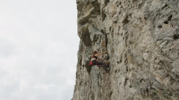 절벽을 올라가는 등반가의 등반하는 분필을 사용하여 — 비디오