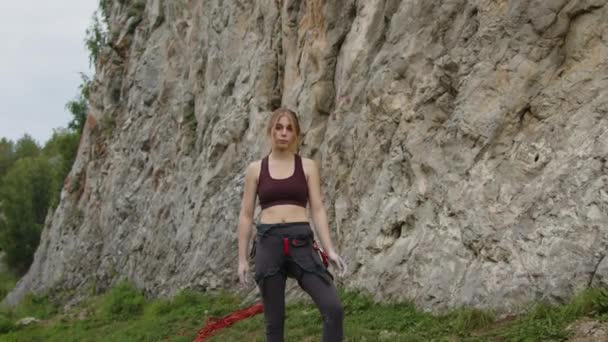 Масштабний Знімок Молодої Жінки Альпіністки Плескає Руками Пилу Крейди Позує — стокове відео