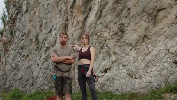 Zoom Aufnahme Von Jungen Bergsteigern Die Zusammen Vor Einem Felsen — Stockvideo