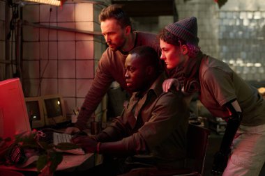 Kıyametten kurtulan üç farklı kişiden oluşan bir grup terk edilmiş binadaki eski bilgisayardaki verileri kontrol ediyor.