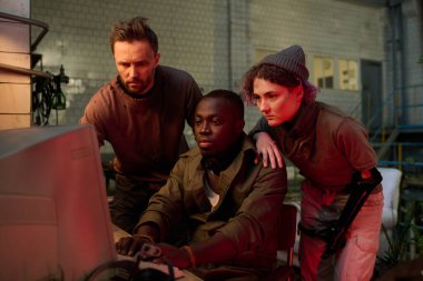 Kıyametten kurtulan üç farklı bilim adamından oluşan bir grup terk edilmiş fabrikadaki eski bilgisayardaki verilerle çalışıyorlar.