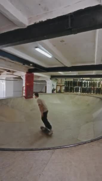 Plan Vertical Jeune Gars Chevauchant Sur Skateboard Haut Bas Skatepark — Video
