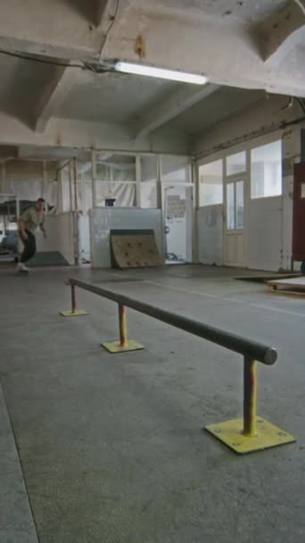 Vertikal Bild Unga Skickliga Skateboardåkare Utför Frontside Boardslide Trick Inomhus — Stockvideo