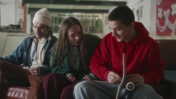 Grupp Unga Vänner Ler Och Diskuterar Skateboards Samtidigt Samla För — Stockvideo