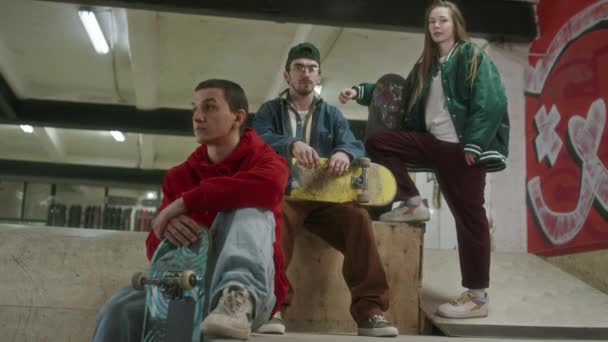 在室内溜冰场 一群身穿长统袜的年轻男子Z型滑板运动员在镜头前举手投足 满怀信心 — 图库视频影像