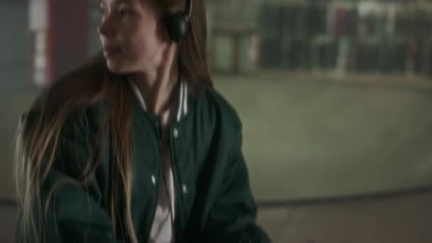 Νεαρό Κορίτσι Κάθεται Skateboard Στο Skatepark Ακούγοντας Μουσική Αναλογικό Κασετόφωνο — Αρχείο Βίντεο