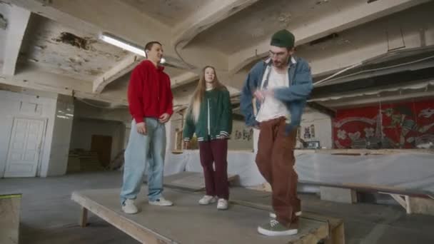 Posádka Mladých Veselých Skateboarders Provádění Hip Hop Tanec Smích Zatímco — Stock video