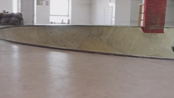 Jeune Homme Dans Rue Vêtements Équitation Skateboard Dans Skatepark Intérieur — Video