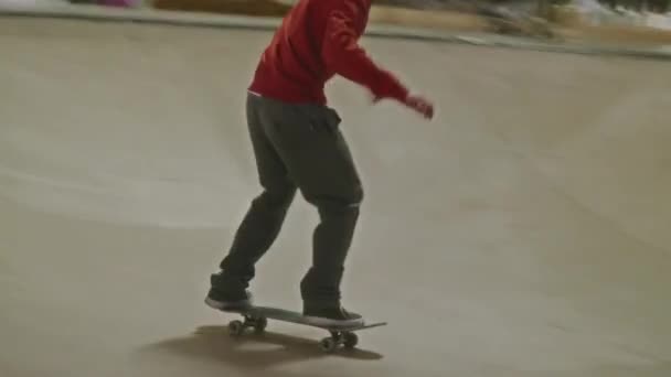 Jonge Man Streetwear Outfit Oefent Skateboard Rijvaardigheid Skatepark Bowl — Stockvideo