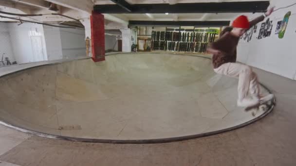 Joven Patinadora Que Sale Del Cuenco Del Parque Skate Recoge — Vídeos de Stock