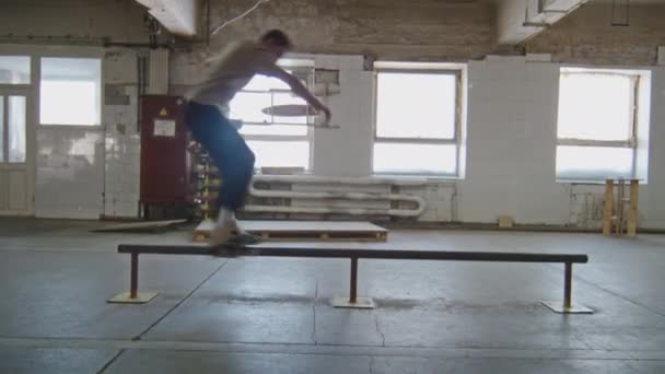 Полный Снимок Профессионального Скейтбордиста Выполняющего Слайд Полы Практикующего Трюки Скейтпарке — стоковое видео