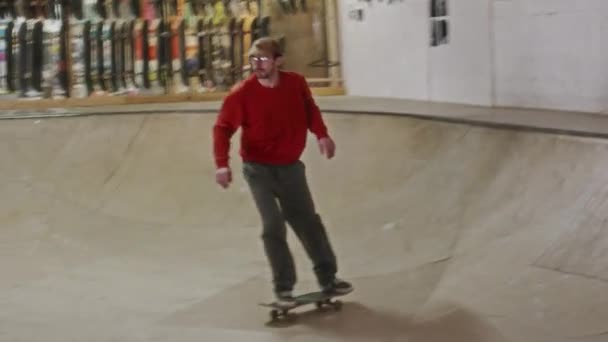 Caméra Poche Prise Vue Jeune Homme Chevauchant Sur Skateboard Tout — Video