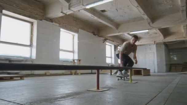 Jeune Skateboarder Cool Pratiquant Tour Glissière Arrière Tout Maîtrisant Les — Video