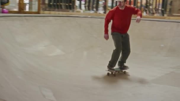 Rampa Patinaj Bolul Profesionist Masculin Timp Stăpânești Abilitățile Skatepark Interior — Videoclip de stoc