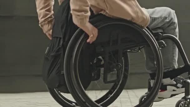 Baja Sección Seguimiento Disparo Hombre Irreconocible Con Discapacidad Montar Silla — Vídeo de stock