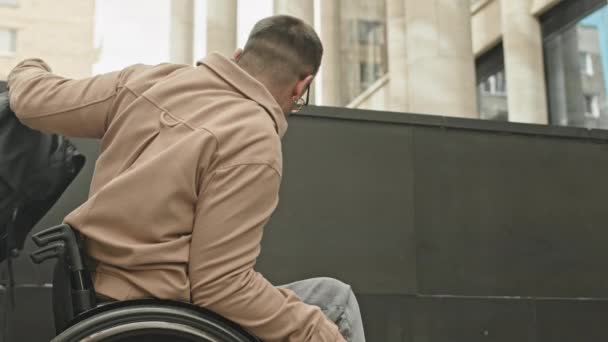 Oblouk Záběr Mladého Podnikatele Invalidním Vozíku Notebookem Batohu Zatímco Jde — Stock video