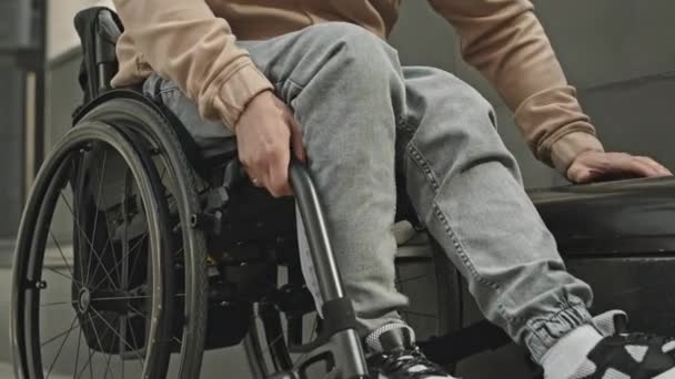 Engelli Bir Adamın Tekerlekli Sandalyeden Kalkıp Şehir Caddesinde Yedek Kulübesine — Stok video