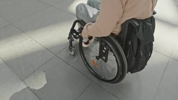 Высокоугольный Снимок Человека Управляющего Инвалидной Коляской Катающегося Городской Улице Солнечный — стоковое видео