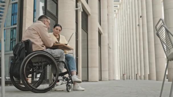 Ampla Foto Homem Cadeira Rodas Sua Colega Discutindo Projeto Negócios — Vídeo de Stock