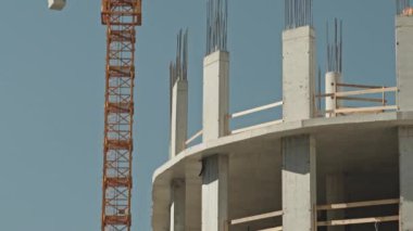 Güneşli bir günde inşaat halindeki ofis binasının geniş açısını bulutsuz gökyüzü ile aşağı indirin.