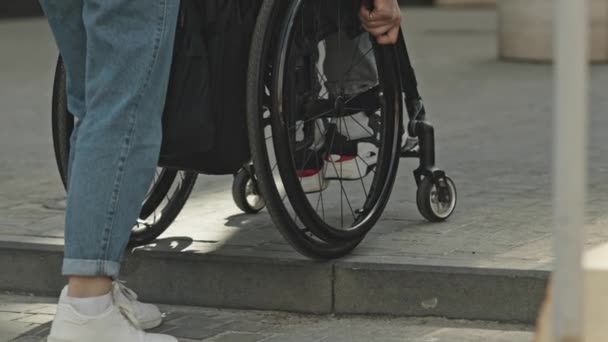 Žena Pomáhá Příteli Invalidním Vozíku Jít Dolů Schodech Venku Ulici — Stock video