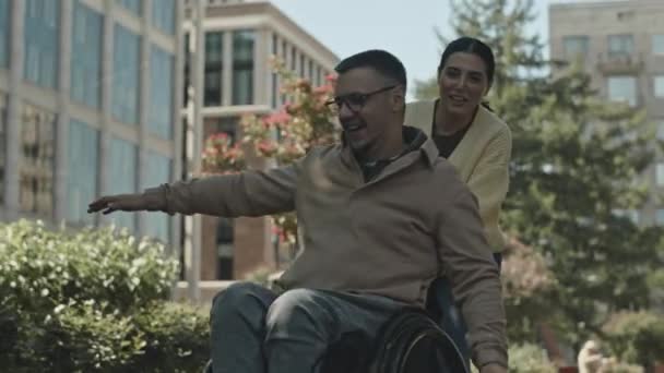 Jovem Homem Feliz Cadeira Rodas Segurando Braços Estendidos Rindo Enquanto — Vídeo de Stock