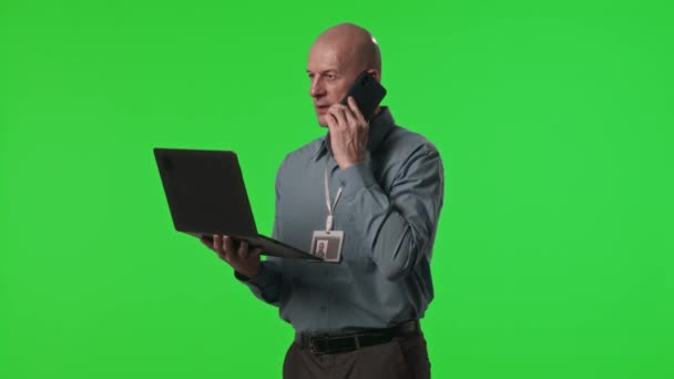 Інженер Центру Обробки Даних Середнього Віку Тримає Ноутбук Розмовляє Мобільному — стокове відео