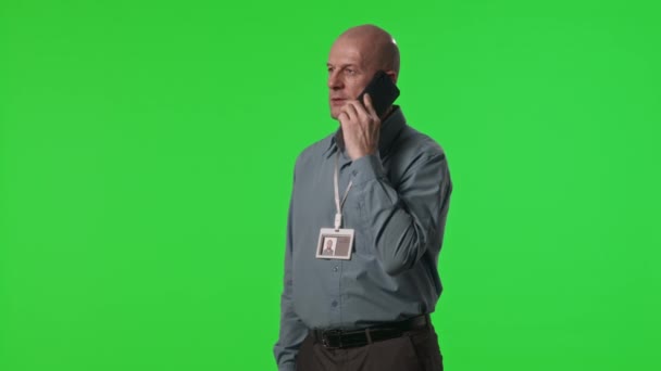 Студійний Знімок Інженера Центру Обробки Даних Стоїть Фоні Зеленої Стіни — стокове відео