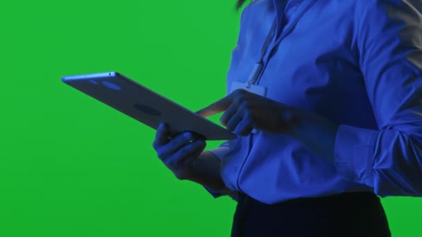 Närbild Skott Händerna Kvinnliga Datacenter Ingenjör Stående Blå Neon Ljus — Stockvideo
