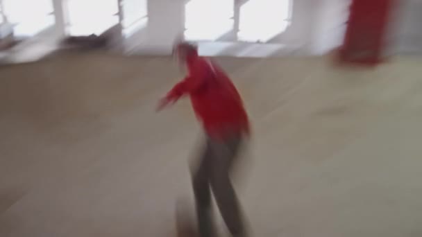 室内溜冰场年轻人在花盆上下滑冰时手持式铅球运动模糊效果分析 — 图库视频影像