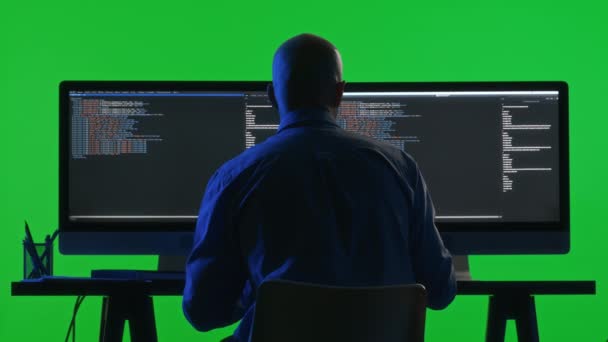 Задний Вид Программиста Мужчины Кодирования Компьютере Двойной Настройки Монитора Время — стоковое видео