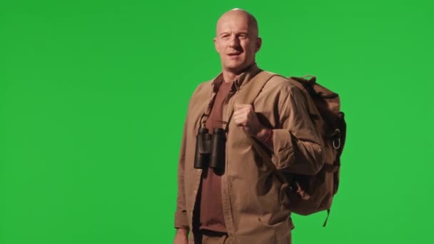 Mężczyzna Turysta Plecakiem Lornetką Ubrany Strój Khaki Rozglądający Się Ręką — Wideo stockowe