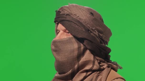 Retrato Viajante Deserto Masculino Usando Lenço Cabeça Virando Para Câmera — Vídeo de Stock