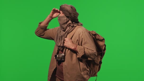 Turysta Plecakiem Kamerą Chustce Stojącej Zielonym Tle Klucza Chroma Rozglądającej — Wideo stockowe
