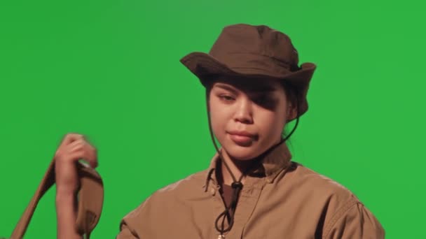 Retrato Una Joven Turista Vestida Con Traje Caqui Sombrero Poniéndose — Vídeo de stock
