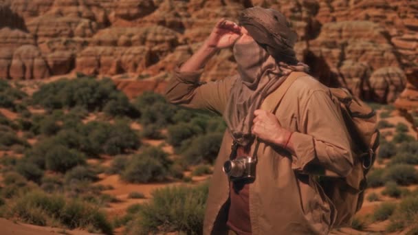 Homem Turista Vestindo Lenço Cabeça Cobrindo Rosto Com Mochila Câmera — Vídeo de Stock