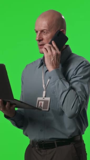 Вертикальний Знімок Працівника Центру Обробки Даних Який Тримає Ноутбук Розмовляє — стокове відео