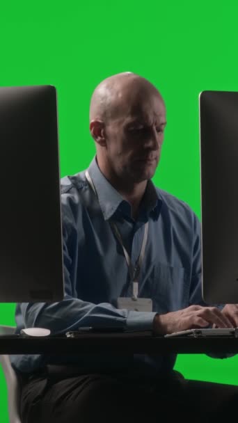 Вертикальний Знімок Програміста Середнього Віку Сидить Столом Використовує Комп Ютер — стокове відео