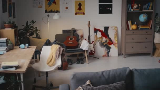 사람없이 현대적인 거실의 인테리어 책상과 의자가 있습니다 — 비디오