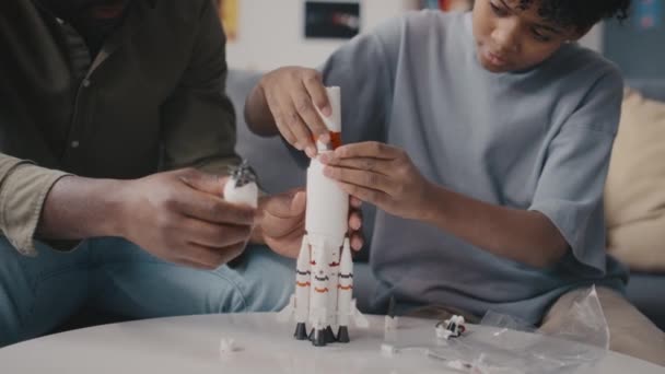 Malý Africký Chlapec Budování Raketový Model Pomocí Otce Zatímco Tráví — Stock video