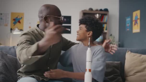 Amoroso Pai Filho Afro Americano Brincando Com Foguete Brinquedo Sorrindo — Vídeo de Stock