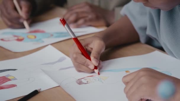 Primer Plano Plano Las Manos Del Pequeño Niño Afroamericano Dibujando — Vídeos de Stock